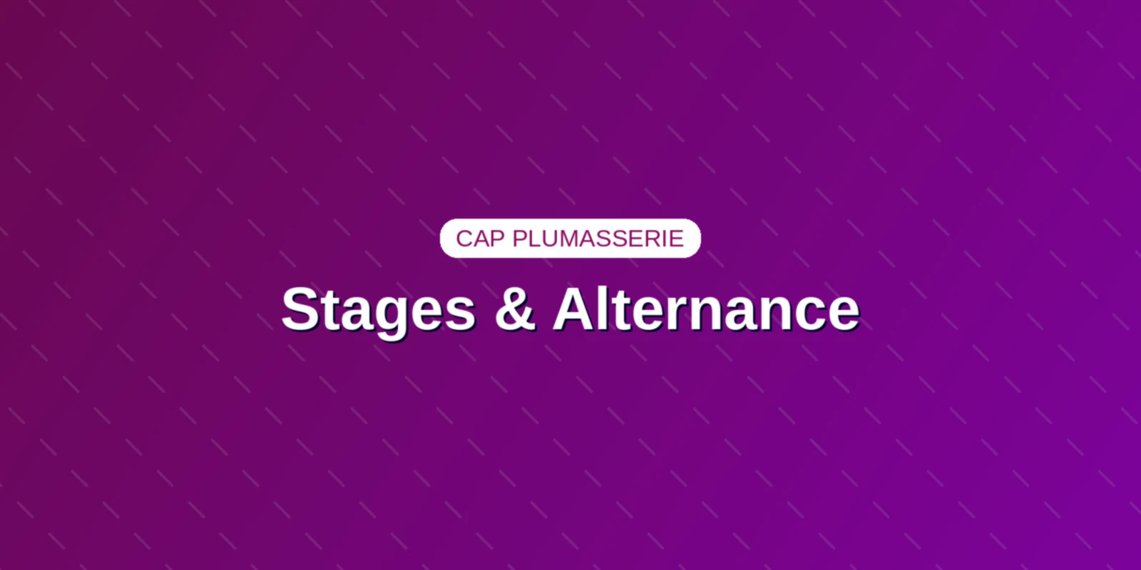 Stages et alternance en CAP Plumasserie : guide PFMP Couverture : Apprentie plumassière façonnant une parure en plumes d'autruche à l'établi d'art